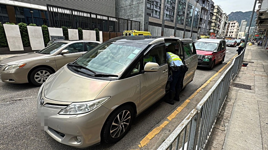 私家車與的士相撞。