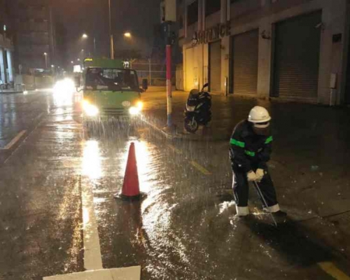 多處低窪地區出現水浸市政署加派人員清理雨水井以加快排水。圖:mo gov