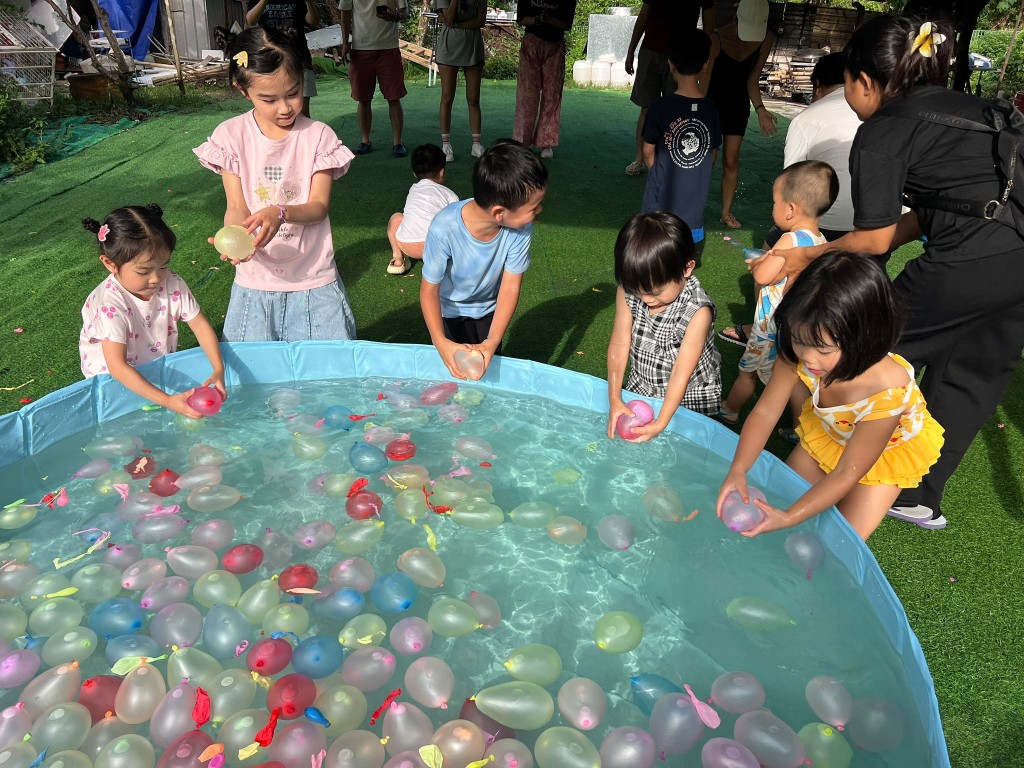 齊齊入水彈喇!(圖片來源:郊外共學) 齊齊入水彈喇!(圖片來源:郊外共學)