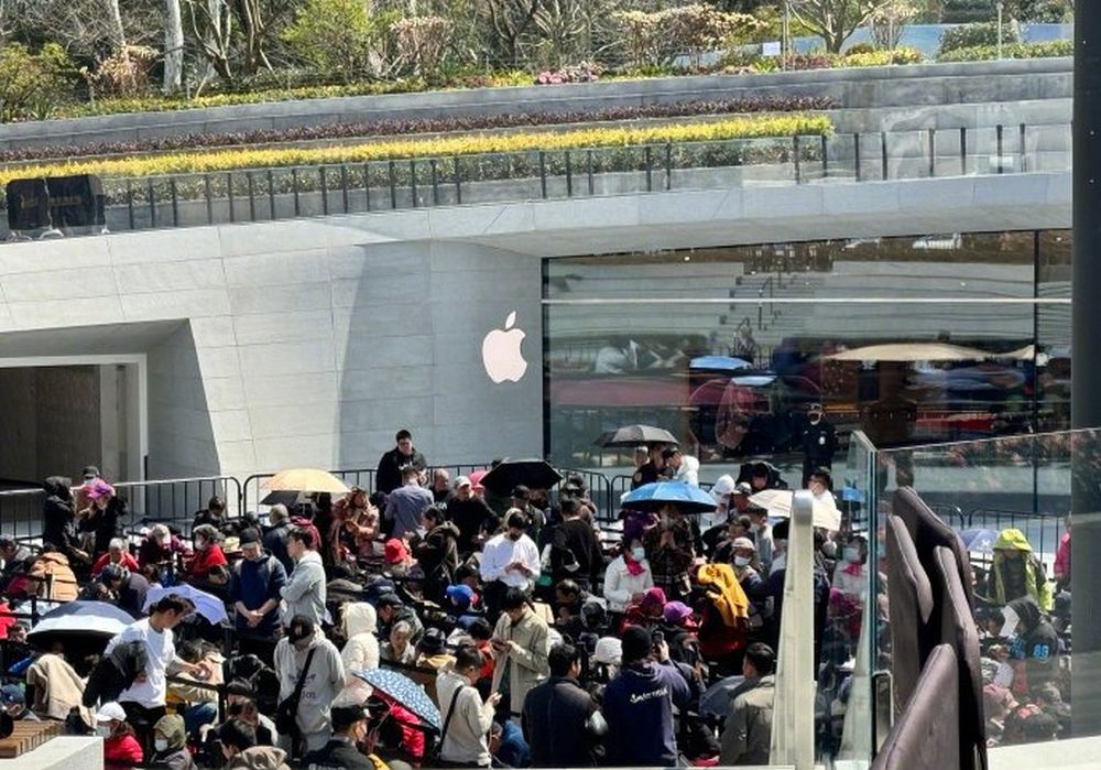 上海靜安寺蘋果新店外排隊情況。