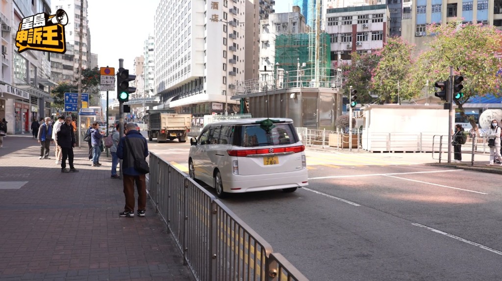 曹Sir提醒新手司機，綠燈時應定速駛過路口；萬一駛近路口，交通燈轉成黃燈甚至是紅燈，司機就要立即作出判斷，應該將車子安全停在停車線前，還是定速駛過這個路口。