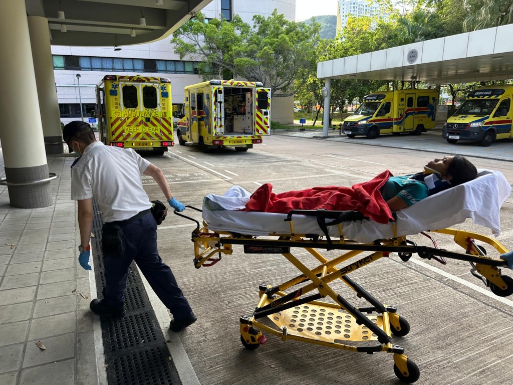 多名傷者被送往醫院治理。 多名傷者被送往醫院治理。