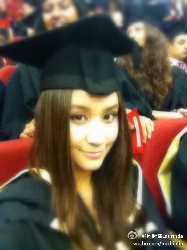 何超蓮2012年以一級榮譽成績畢業於英國倫敦大學皇家霍洛威學院。