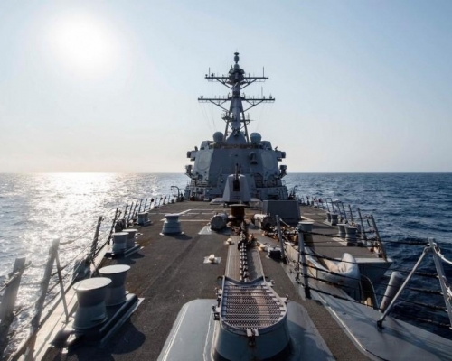 美軍驅逐艦麥坎貝爾號駛經台海。(網圖)