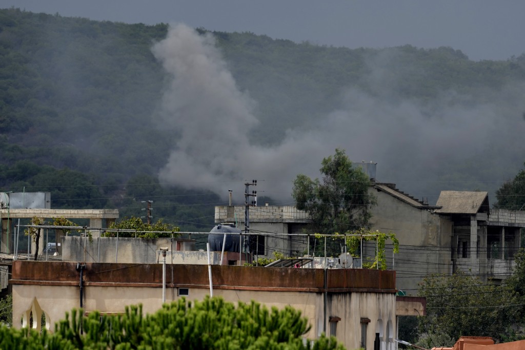 黎巴嫩边境村庄中弹，击中民房。美联社