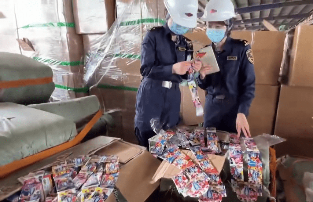 廣州海關查獲29萬張侵權球星卡及216個球星玩偶。 海關發布 廣州海關查獲29萬張侵權球星卡及216個球星玩偶。 海關發布