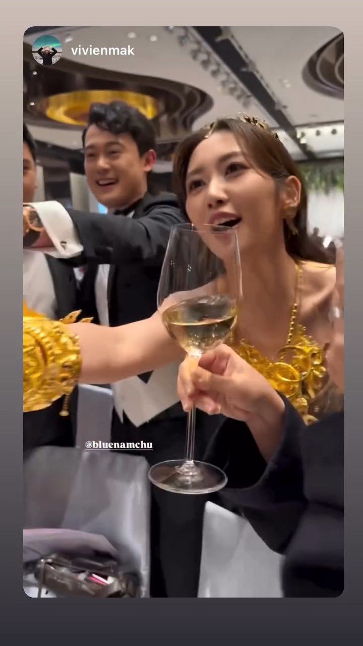 黃靜藍與老公敬酒。 黃靜藍與老公敬酒。