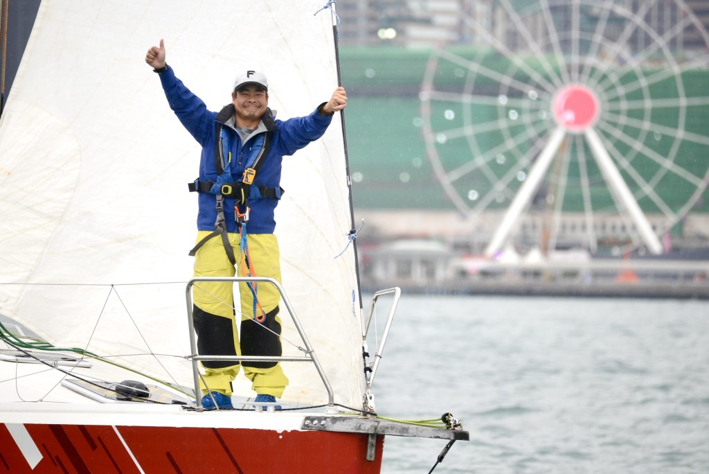 莫俊傑將駕駛他的「2 Easy號」，歷史性的開啟他個人航行勞力士中國海賽事的征途。楊功煜攝