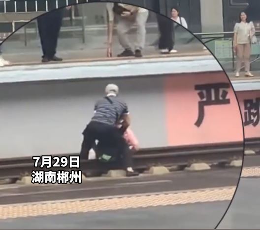 郴州男子家事爭執跳高鐵軌，3乘客協助對方家人，將跳軌男抬起救回。薘勃新聞