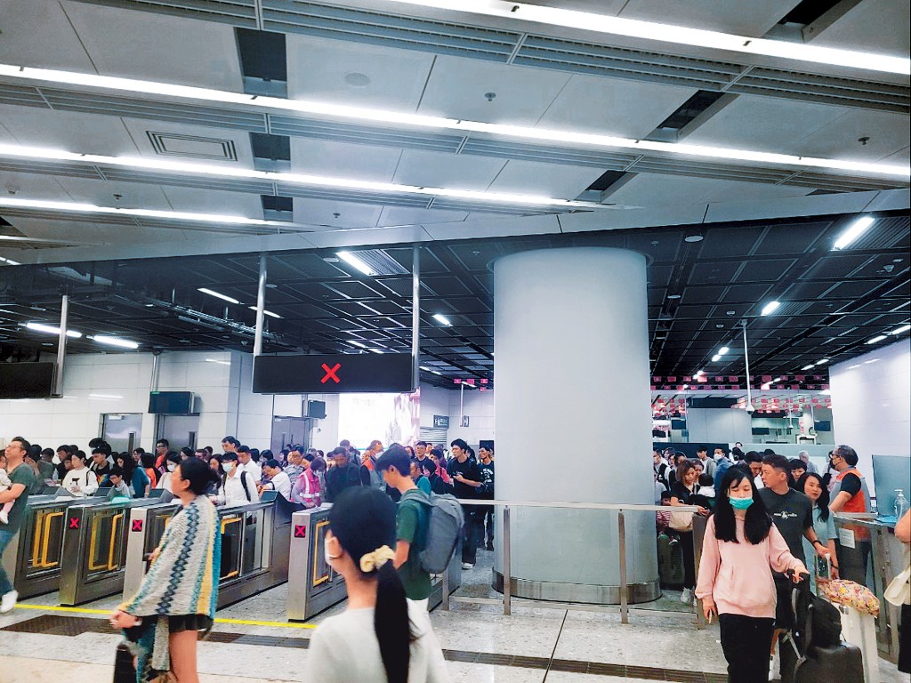 重陽節假期,高鐵成為主要交通工具之一,回港市民亦乘搭高鐵,人頭湧湧。