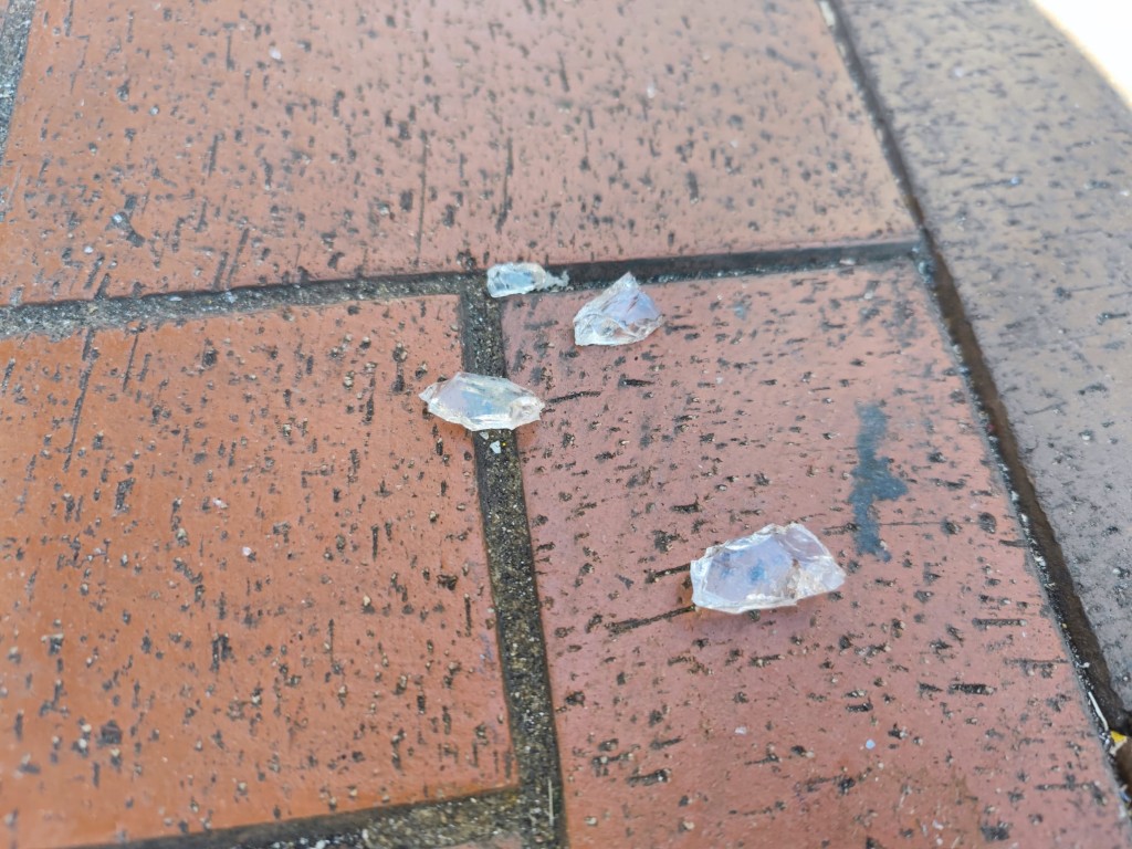 墮下的玻璃碎片。