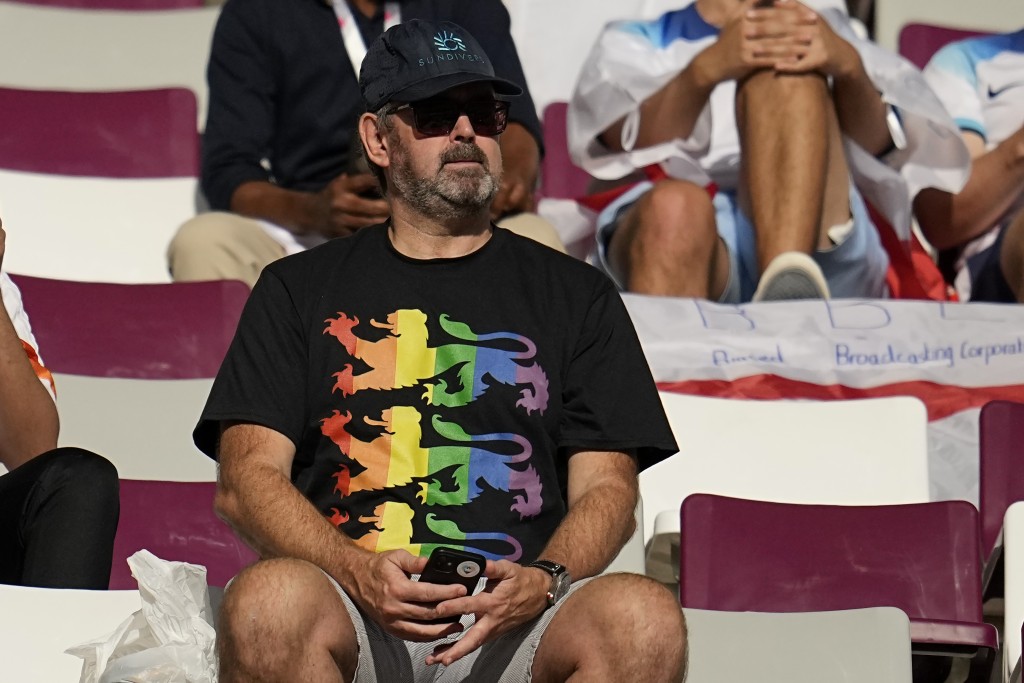 英格蘭對伊朗的世界盃B組比賽開始前，一名身穿彩虹襯衫的英格蘭球迷坐在看台上。AP