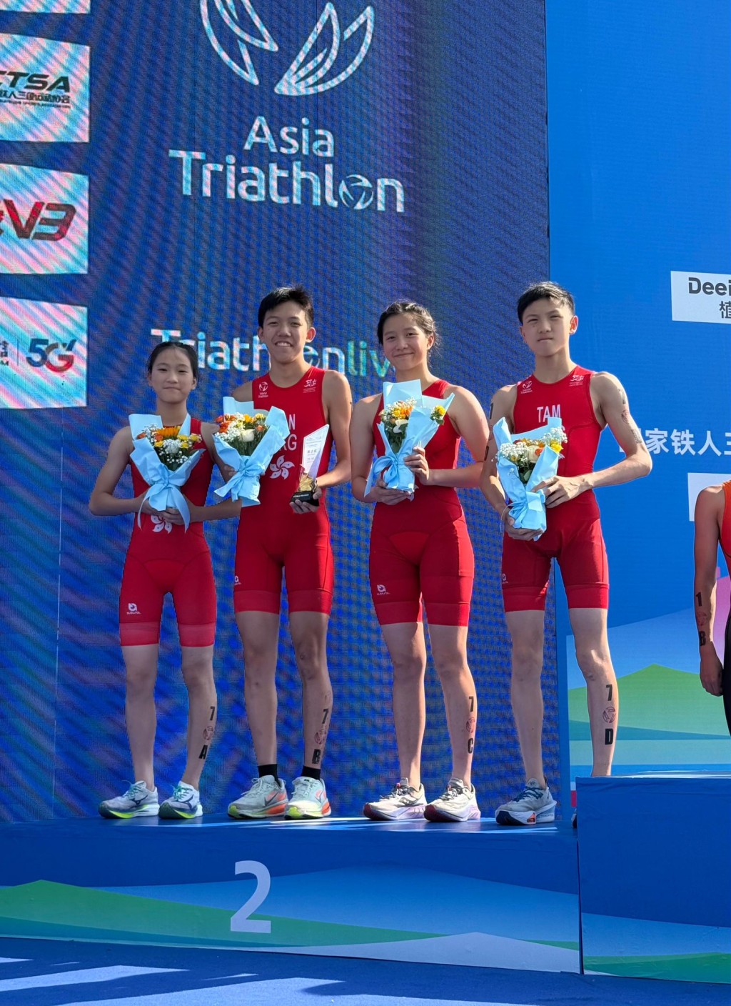 香港青年組勇奪混合接力賽銀牌。香港三鐵總會提供 香港青年組勇奪混合接力賽銀牌。香港三鐵總會提供