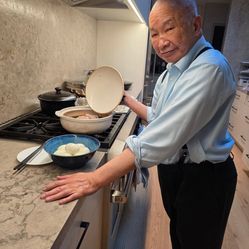 吳宇森愛下廚。 吳宇森愛下廚。