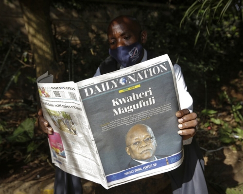 坦桑尼亞官方證實總統馬古富利逝世，當地報章大字標題報道。AP圖