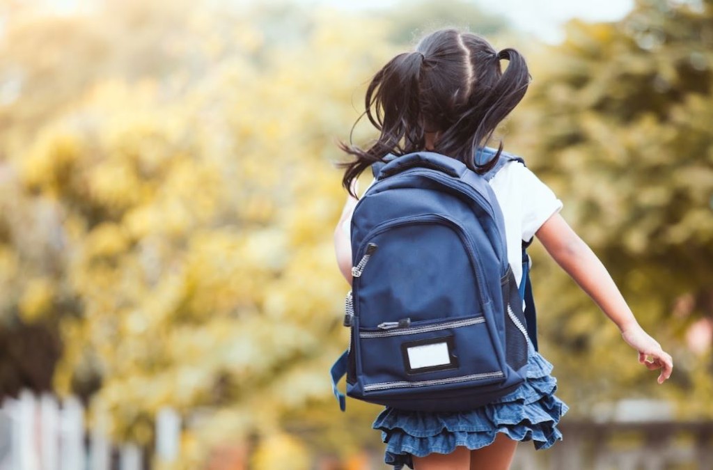 有學生試過帶一個空空如也的書包回校。（Shutterstock）