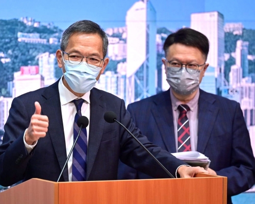 專家委員會召集人劉澤星(左)表示科興疫苗的效益比可能存在的風險高,決定向政府推薦作緊急使用。