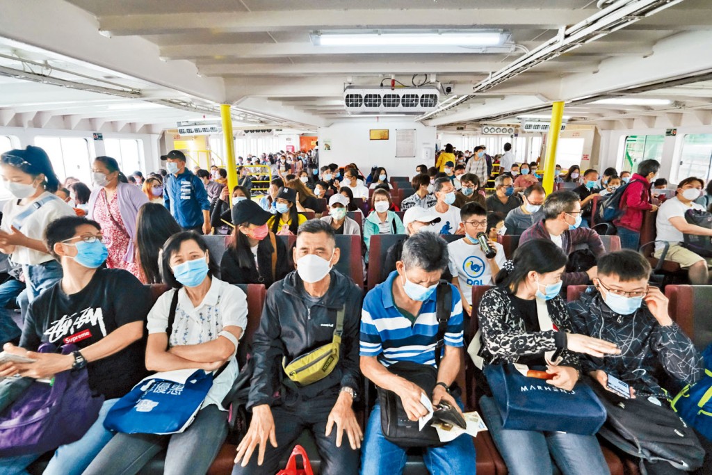 大批市民趁復活節長假期，坐船到長洲遊覽。