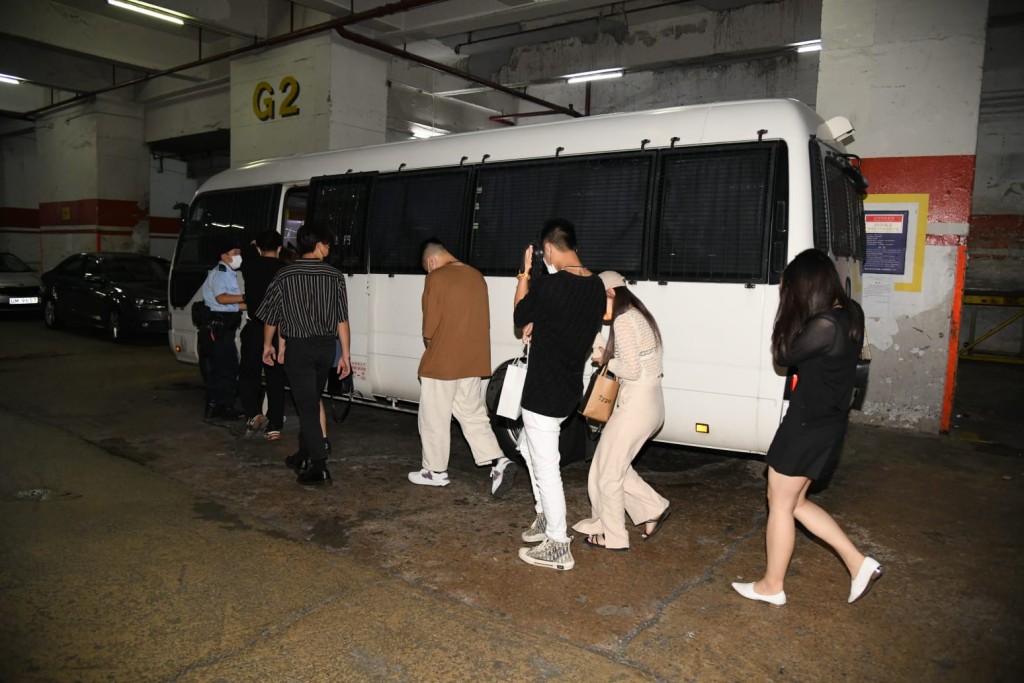 警方於葵涌打磚坪街搗無牌酒吧。