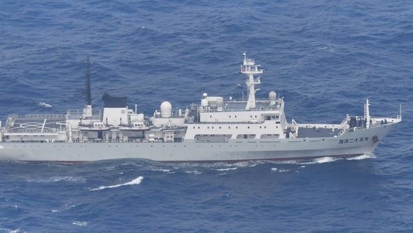 日本軍方拍攝到「進入日本領海」的解放軍測量船。