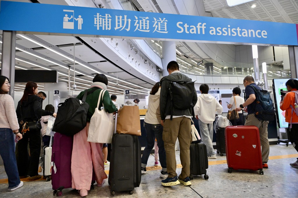 高鐵站過關通道暢通，旅客有序排隊通關。