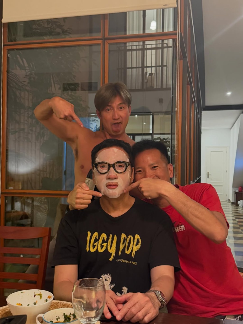 陳山聰晒半裸照，跟胡定欣老公指住正在敷面膜的單立文打卡。