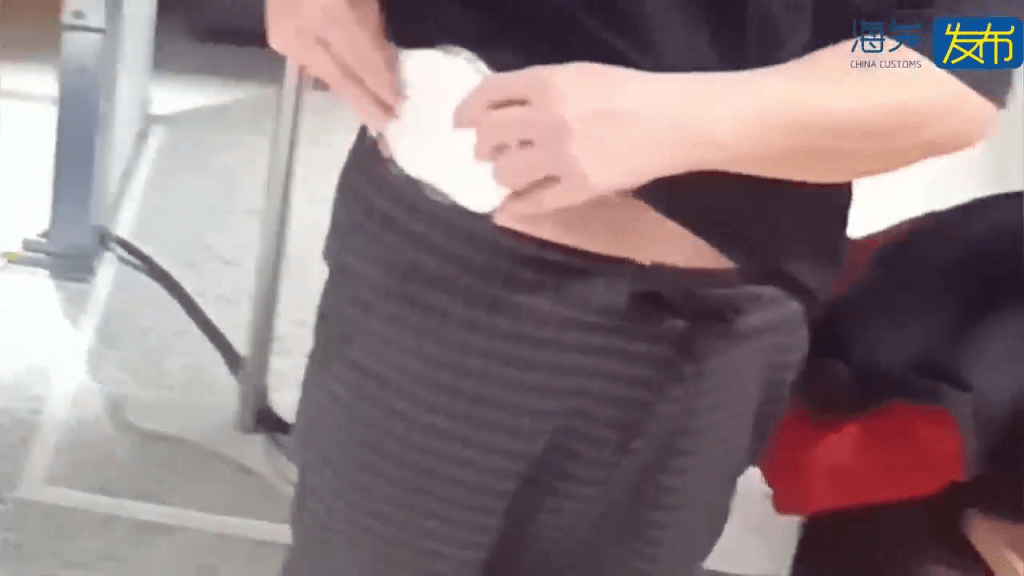 走私集团深夜闯关以“腰缠脚绑”方式偷运游戏光盘及卡带,共2,150件被起获。 走私集团深夜闯关以“腰缠脚绑”方式偷运游戏光盘及卡带,共2,150件被起获。