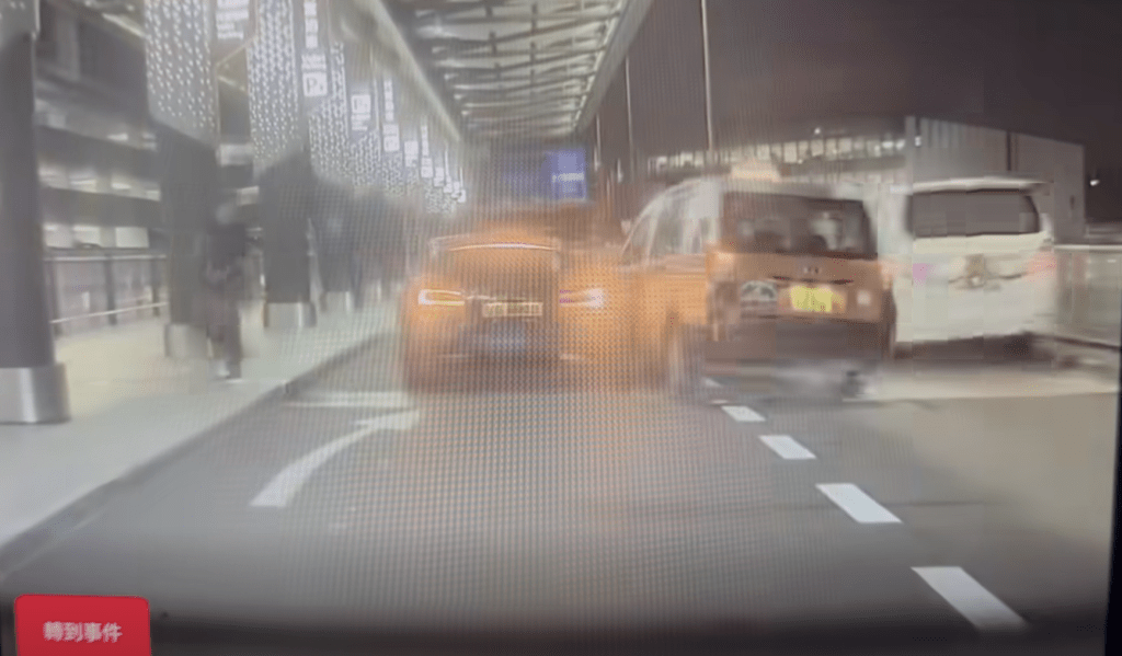 幸而七人車隨即向左降回地面，未有翻下高架橋。然而肇事的士在撞擊後持續失控，再度撞向前方一輛Tesla電動車的右側車身。