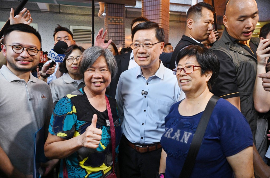 李家超与居民交流。