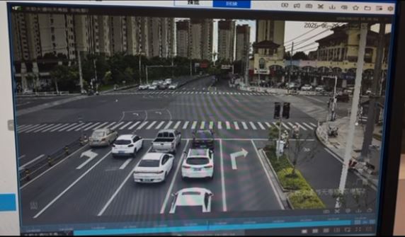 私家車從後輾過「電雞（圖右)」，致車上2孩童死亡母親雙腳折斷。抖音