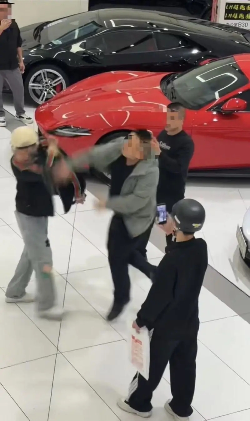 打假博主“铁铁”被殴打瞬间。