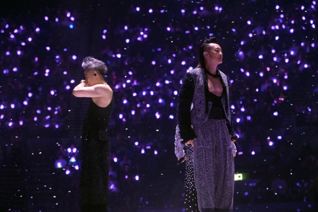 期间不时用手抹泪水。