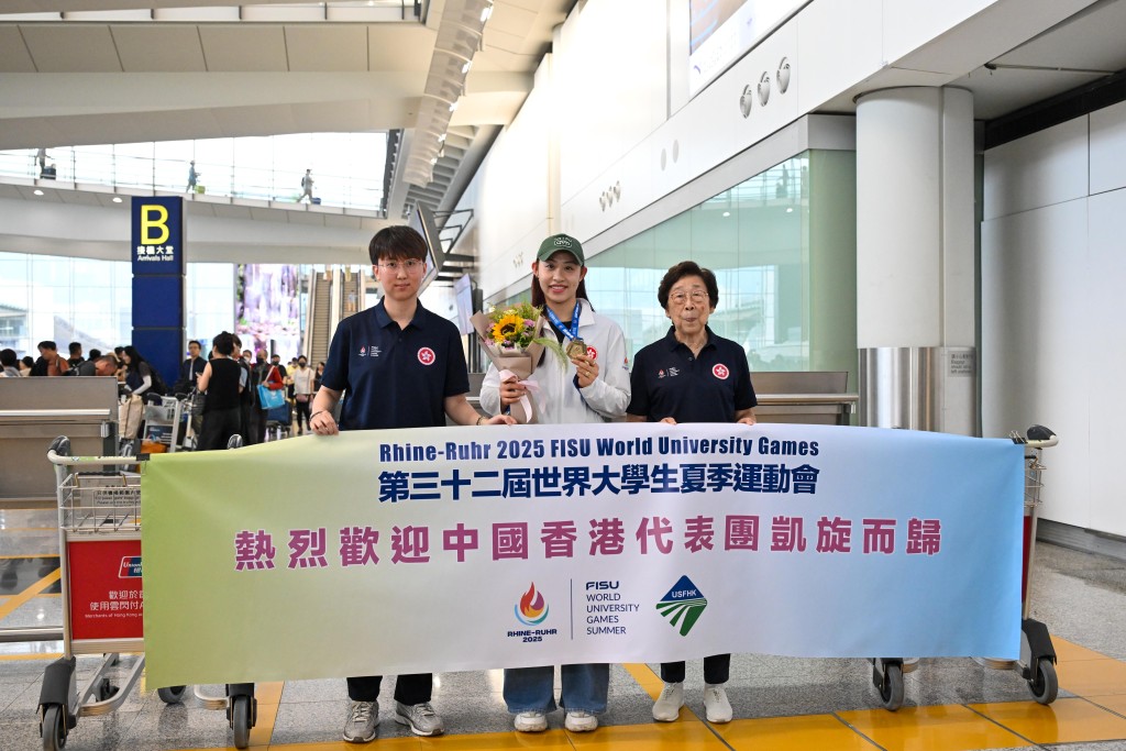 佘佘跟專程到機場接機的香港大專體育協會代表合照。劉駿軒攝 佘佘跟專程到機場接機的香港大專體育協會代表合照。劉駿軒攝