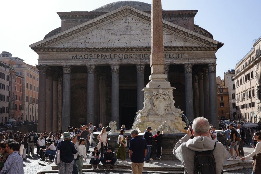 日本旅客墮羅馬萬神殿外牆喪生，疑突發不適失足墮7米深壕溝。路透社