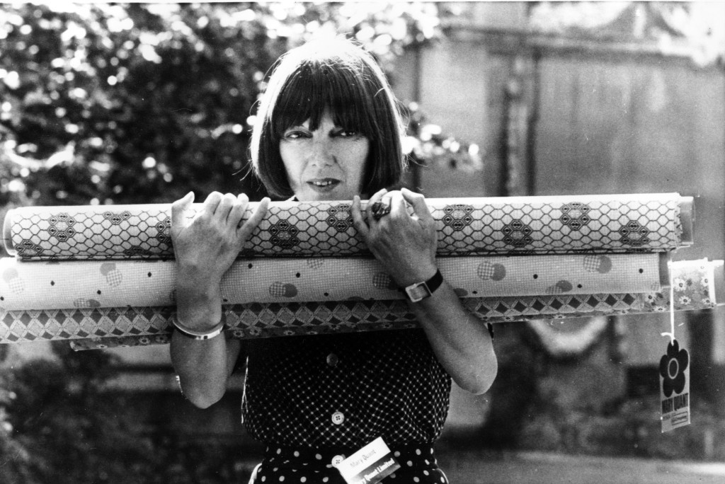 1974年Mary Quant抱着用於設計的布料。  美聯社