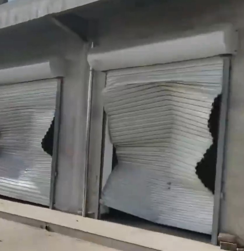 捲閘被震彎。