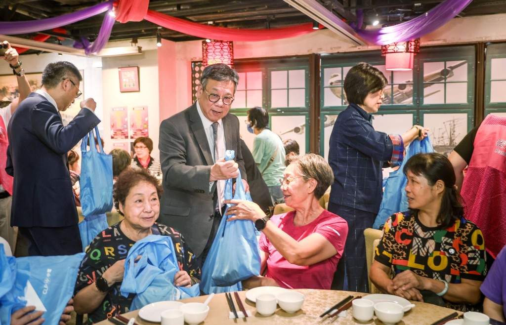 丘應樺到附近食肆,向區內長者派發福袋,宣傳銀髮經濟。何家豪攝 丘應樺到附近食肆,向區內長者派發福袋,宣傳銀髮經濟。何家豪攝