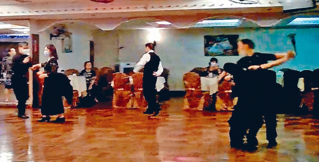 舞厅部分餐桌似乎相距不足一点五米。　　