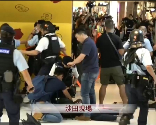 沙田新城市廣場有人被警員制服。港台截圖