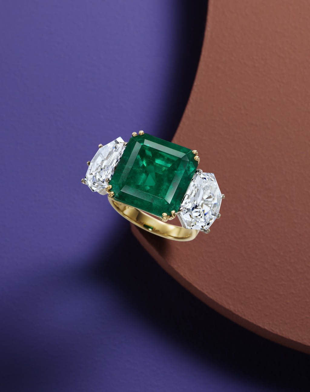 12.05卡天然哥倫比亞祖母綠配鑽石戒指,估價:120,000-240,000港元 (2025年11月23日 「香港珠寶及翡翠」拍賣)。 12.05卡天然哥倫比亞祖母綠配鑽石戒指,估價:120,000-240,000港元 (2025年11月23日 「香港珠寶及翡翠」拍賣)。