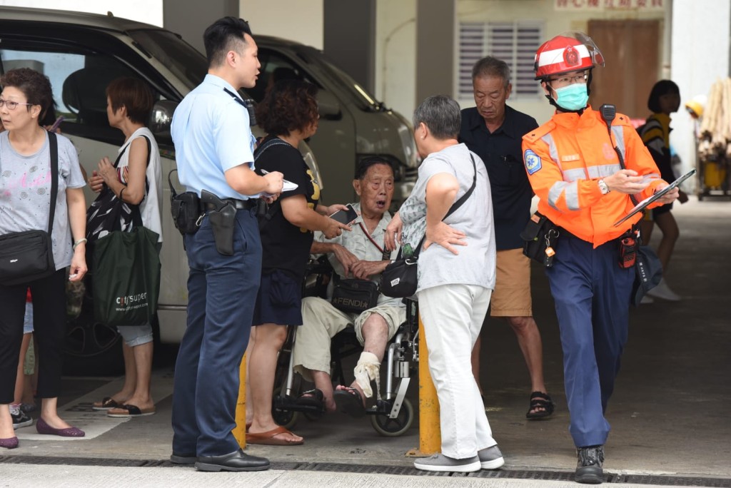 一名老翁不適送院