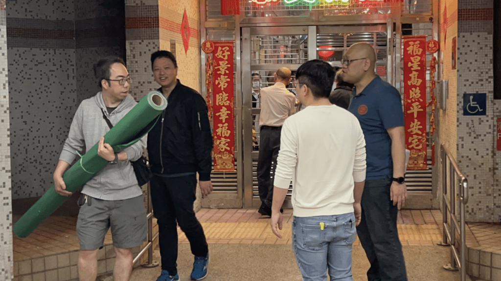 工程人員趕赴電錶房檢查及維修。蔡楚輝攝