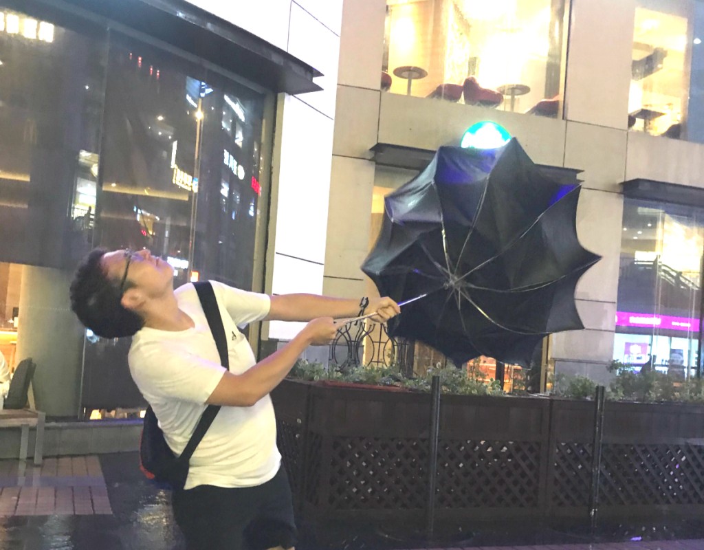 上海狂風大雨,網上圖片