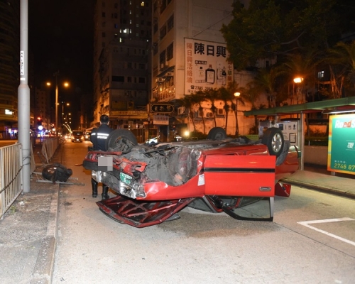 的士深水埗避車失控，撞到甩轆兼反肚。