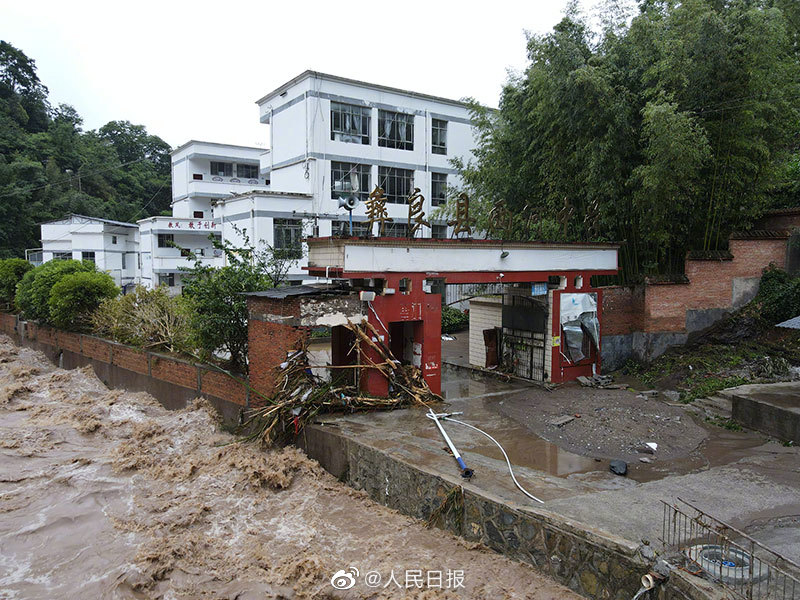云南彝良突发洪灾﹐洪水不断涌向彝良县两河中学。