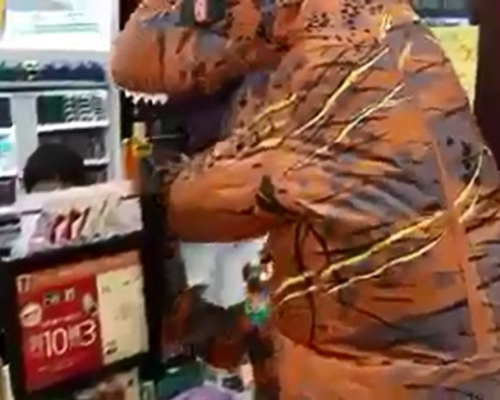 吹氣恐龍拿取飲品後,走到櫃台付款,還取出八達通卡畀錢!影片截圖