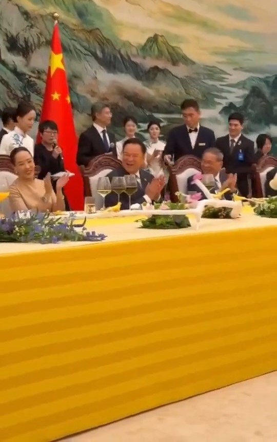 泰國總理阿努廷訪問中國,參加李強歡迎午宴期間高唱鄧麗君名曲《甜蜜蜜》。微博@吉星吉星吉星 泰國總理阿努廷訪問中國,參加李強歡迎午宴期間高唱鄧麗君名曲《甜蜜蜜》。微博@吉星吉星吉星