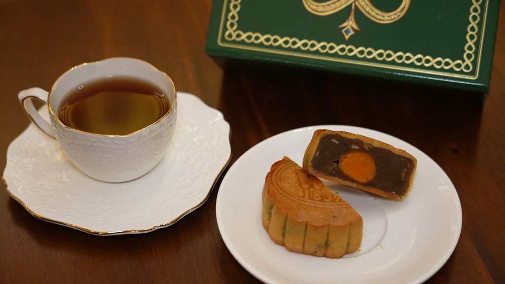 莲蓉月饼配普洱茶最夹，可消除月饼馅料带来的油腻感。