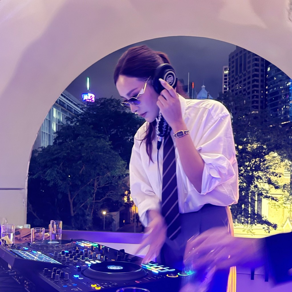 何珮瑜形容做DJ可以同大家分享自己鍾意嘅音樂。 何珮瑜形容做DJ可以同大家分享自己鍾意嘅音樂。