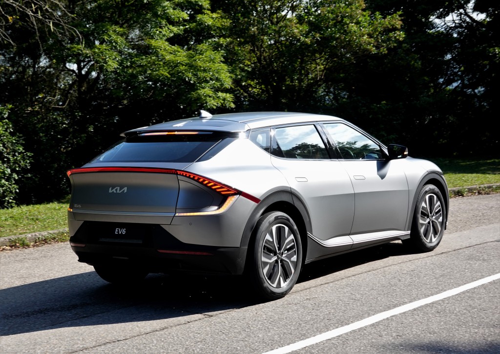 ●EV6車尾設計有點像Aston Martin跑車，體積比一般掀背車巨型。